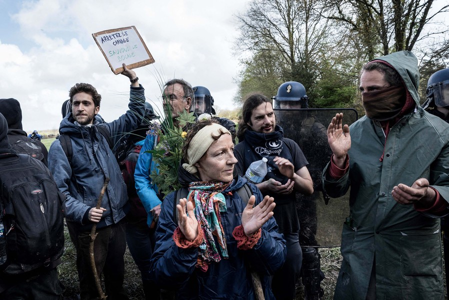 jean claude MOSCHETTI/REA - Rassemblement de soutien aux occupants de la ZAD expulses - Rassemblement de soutien aux occupants de la ZAD de Notre Dame des Landes et contre son evacuation.
Face a face avec les gendarmes mobiles.
... - protected by IMATAG